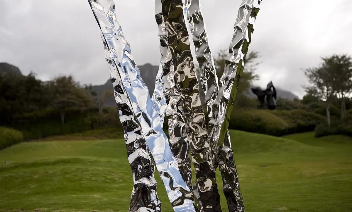 Wide landscape shot showing the sculpture on an open lawn.