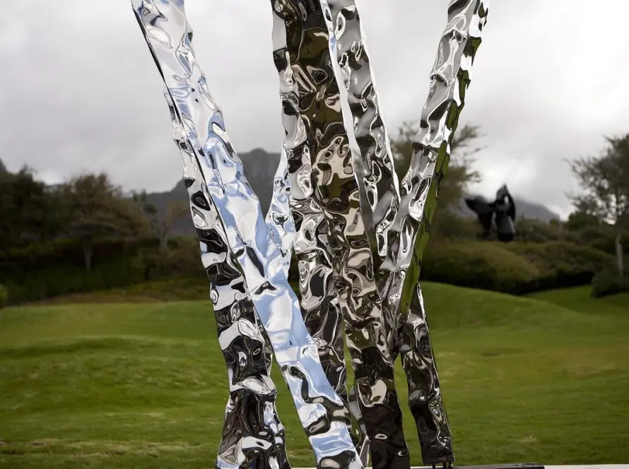 Wide landscape shot showing the sculpture on an open lawn.